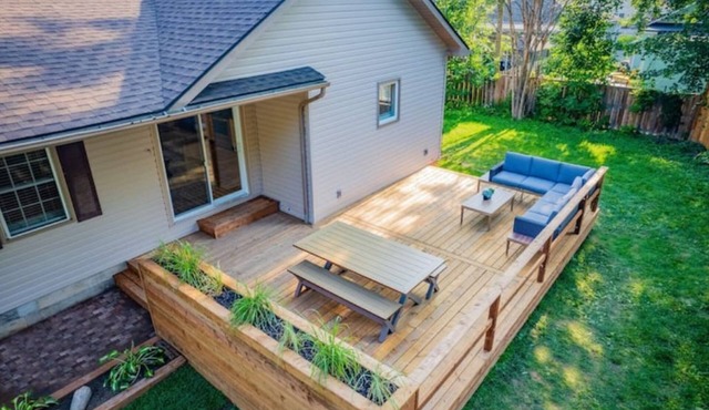 Spacious modern cottage steps from beach