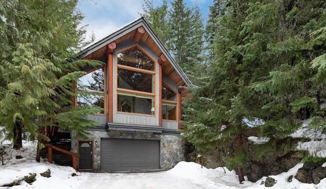 Spacious mountain home with hot tub