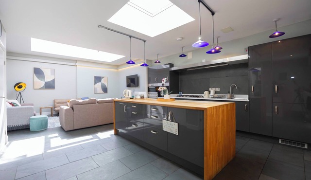 Spacious Pet Friendly Home in Central Cheltenham. Sleeps 6 FREE Parking!