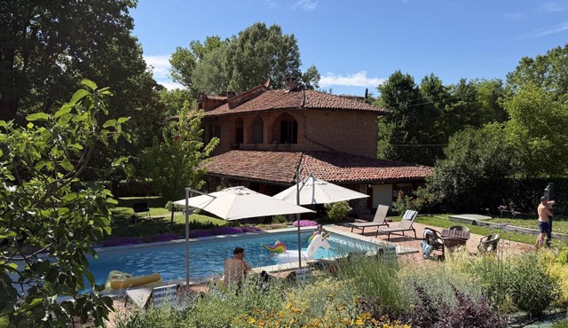 Spacious Piemonte country house with pool for families and friends
