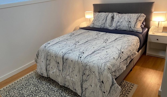 Spacious self contained one bedroom suite near departure bay beach