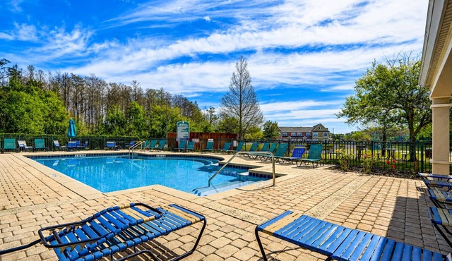 Spacious townhouse with jetted tub, game room, heated pool & fitness amenities