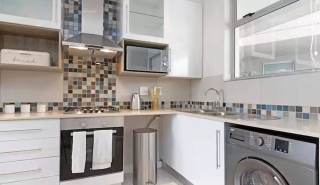 Spacious Two-bedroom Apartment in Rosebank