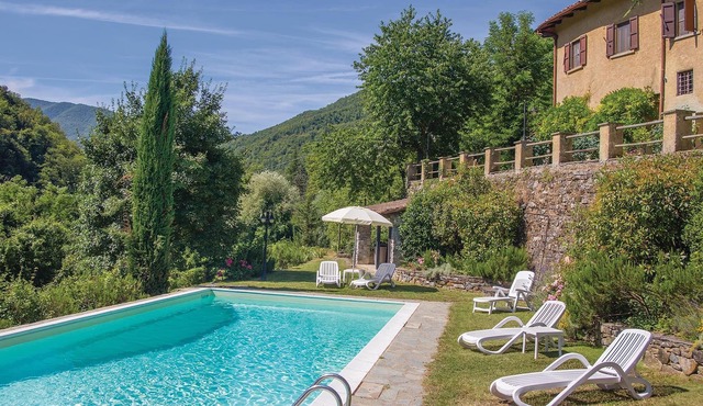 Spacious vacation home, once an ancient rectory, in a quiet position on the hills that delimit the M