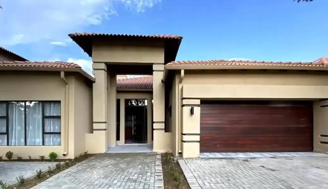 Spacious villa with 5 bedrooms and WiFi, AC in fantastic Hartbeespoort