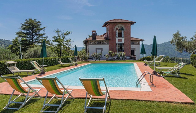 Splendid Liberty villa overlooking the lush green Tuscan valleys and mountains