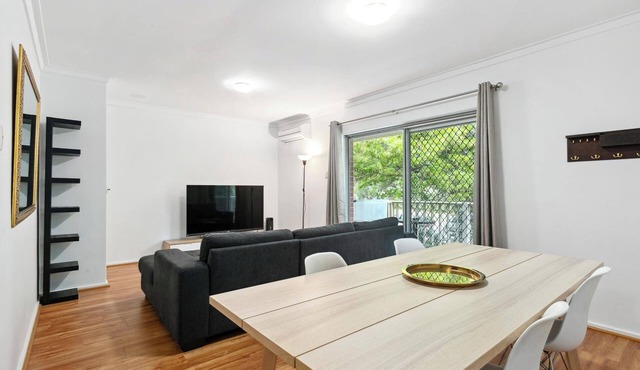 St Leo's Hideaway: 2BR Apartment Near Beach in Mosman Park