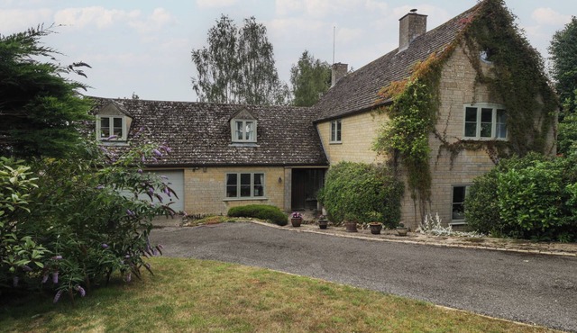 ST. MARY'S HOUSE, pet friendly in Bourton-On-The-Water