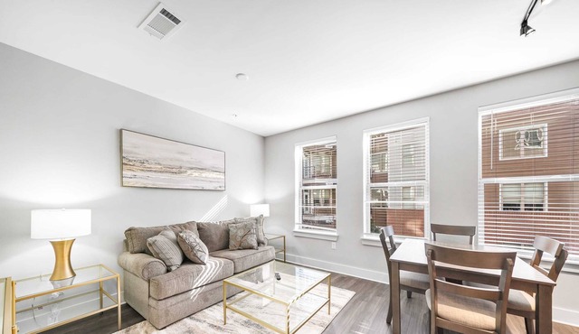 StaysByWalker 1BR - 2 Miles To Uptown! Gym/Parking
