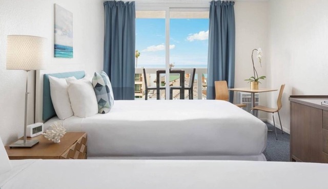 Steps from the Sand! Outdoor Pools, and Walk to Main Beach Park & Heisler Park