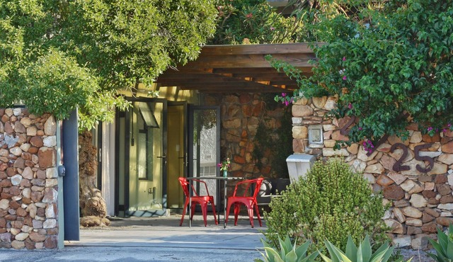 Stoeplife is a sun-and-wind-sheltered cottage in the heart of Kommetjie