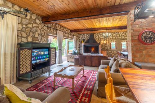 Stone Cottage - River front - Fireplace - Firepit