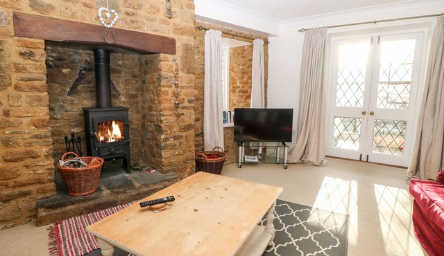 STONE WHEEL COTTAGE, pet friendly, with pool in Hook Norton