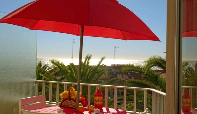 Studio apartment with balcony with sea view 50 meters from the sea