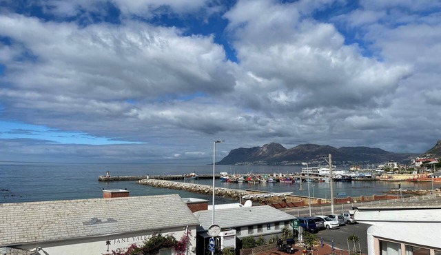 Studio apartment in the heart of Kalk Bay, 1 minute walk to the beach.