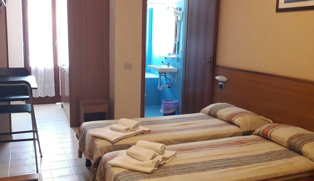 Studio Apartment Moneglia 34 near the Beach with Shared Pool and Wi-Fi