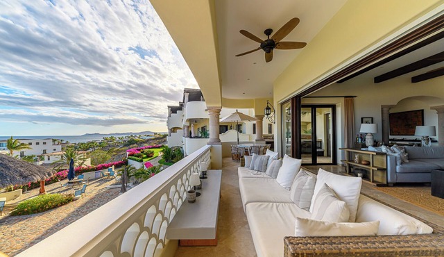 Stunning 3BD Oceanview condo with access to infinity pool and jacuzzi