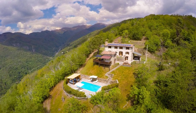 Stunning hilltop Tuscan farmhouse. Private pool with spectacular views.