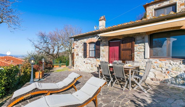 Stunning private villa for 6 guests with hot tub, WIFI, terrace, pets allowed and panoramic view