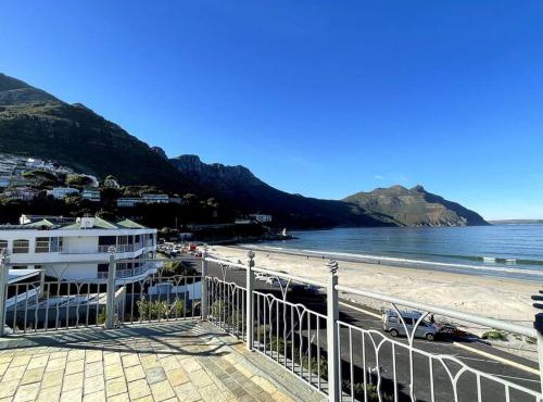 Stunning penthouse in Hout Bay overlooking the beach