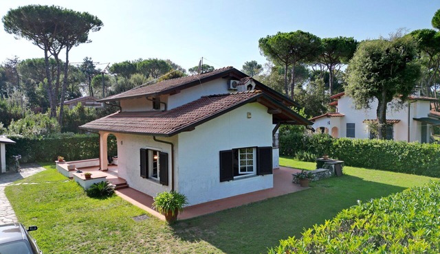 Stunning private villa for 8 people with WIFI, A/C, TV and pets allowed, close to Forte Dei Marmi