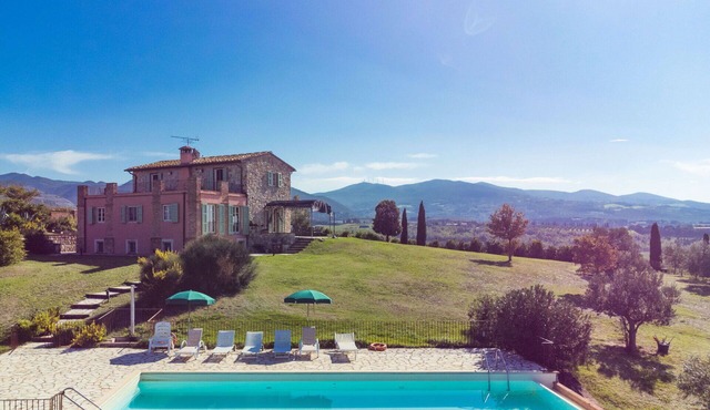 Stunning private villa with private pool, TV, terrace, pets allowed, panoramic view and parking
