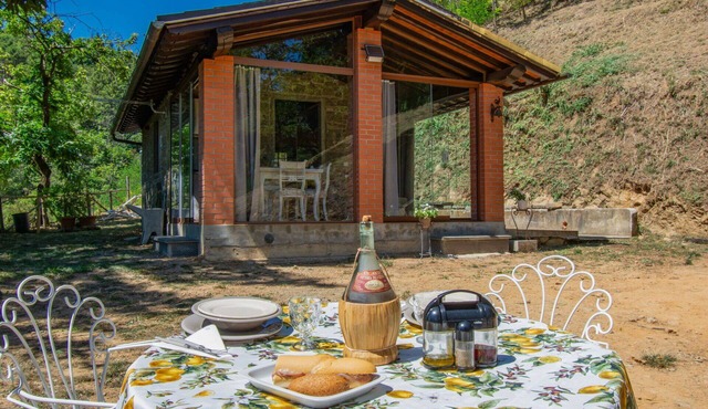 Stunning private villa for 2 people with WIFI, A/C, hot tub, TV, patio and pets allowed