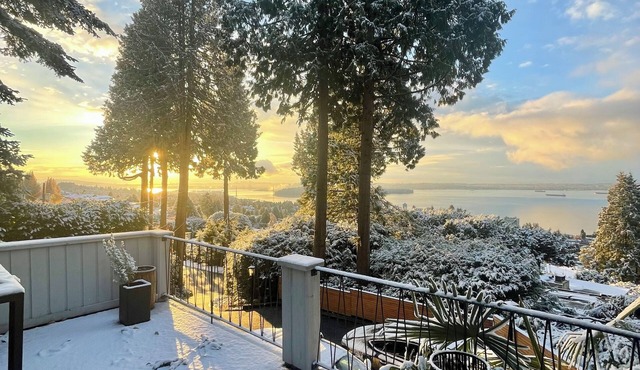 Stunning Views in West Vancouver w/Pool + Hot Tub close to Downtown Vancouver