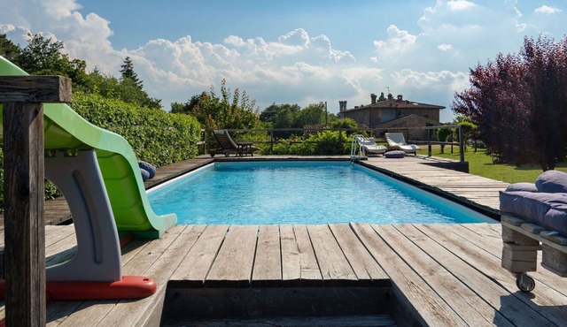 Stunning villa for 6 people with WIFI, private pool, TV, patio, pets allowed and parking