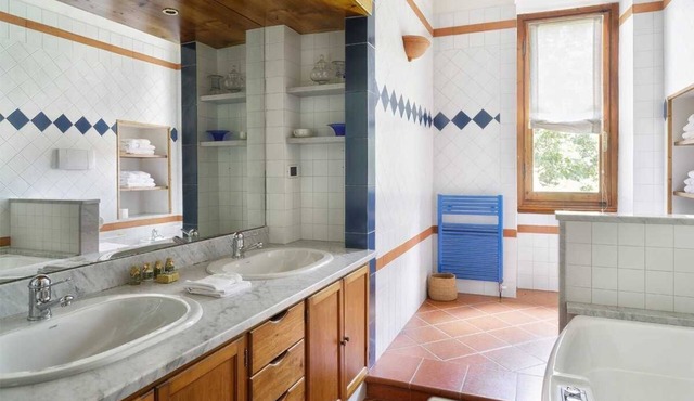 Stunning villa, Tuscan hills near Florence, private infinity pool, large hot tub