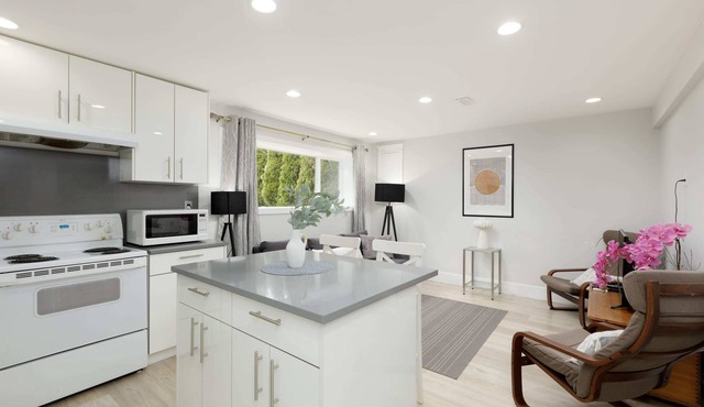 Stylish 1BR Suite in North Vancouver 10 mins ski