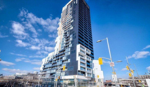 STYLISH LOFT STYLE 2 BEDROOM 2 BATHROOM IN THE HEART OF TORONTO