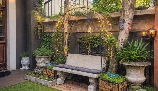 Stylish Private Retreat Sleeps 3 Secure Work-Friendly Unique Design Stay
