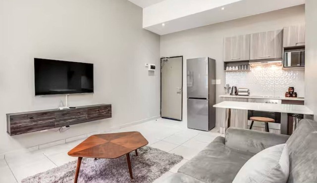 Stylish Rosebank Apartment Walk to Mall &Gautrain