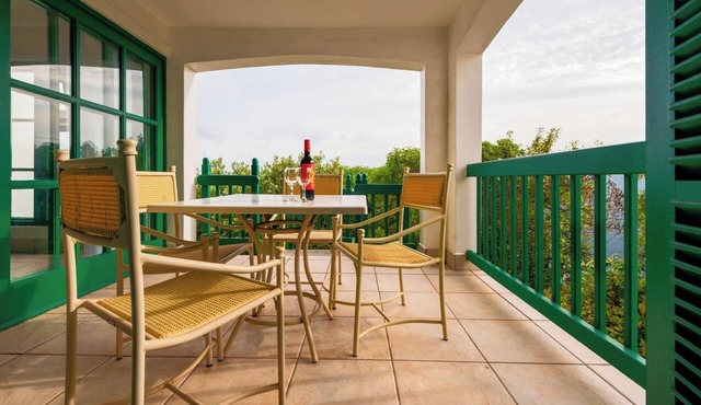 Stylish Studio Retreat | Tranquil Ambience | Pool