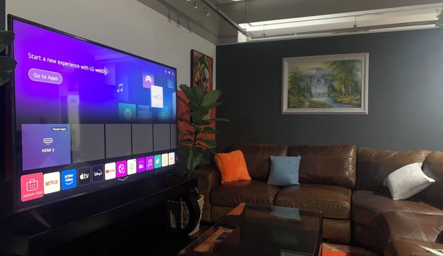 Stylish Studio with Pool, Huge TV, King bed, Balcony