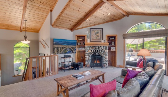 Stylish Tahoe Cabin+Hot Tub, Beach & Walk to Trails