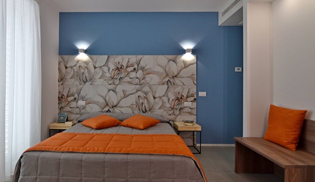 Suite in brand new private building a few meters from the sea and the center.