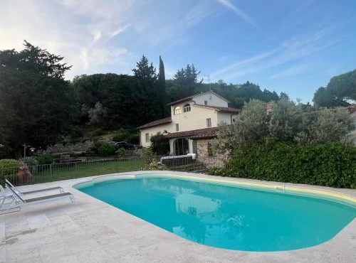Suite in villa with pool on Tuscan hills
