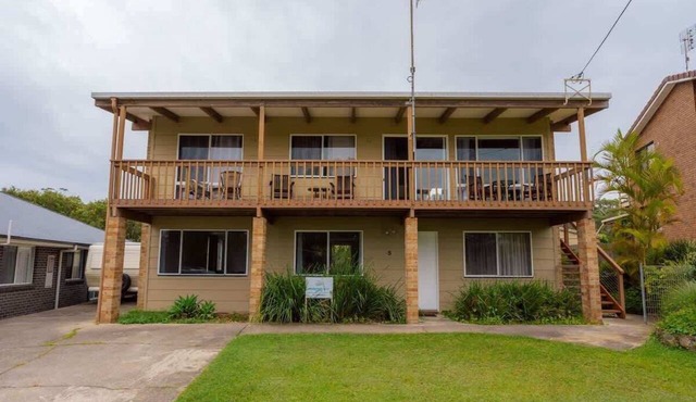 Summer Beach House - Pet-friendly Kioloa beach house near sand & surf