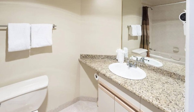 Summer Getaway - Whistler! Beautiful 2br Condo, pool, hotub, view, walk to town