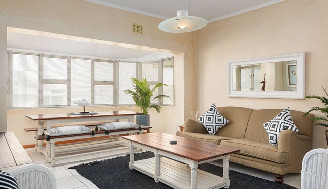 Sunny and Warm Apartment | Great Location | DSTV