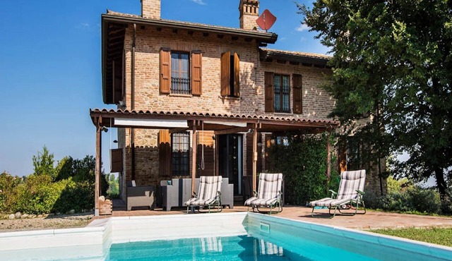 Sunny holiday home with swimming pool