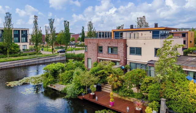 Sunny holiday home by the water