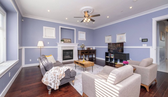 Sunny Luxury Home Mountain View & Central Lonsdale