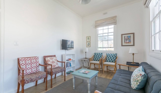 Sunny Windsor Apt in the heart of Kalk Bay