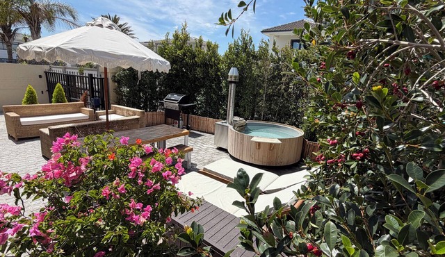 Sunset Beach Villa Luxury Beach Cottage - Hot Tub - On the beach - Cape Town