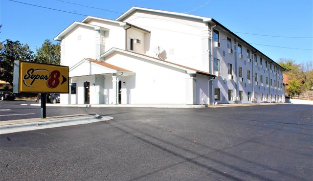 Super 8 by Wyndham Greensboro/Coliseum/Conv.