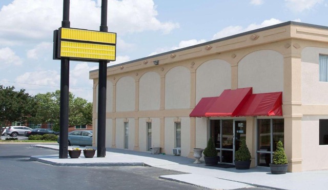 Super 8 by Wyndham Greensboro