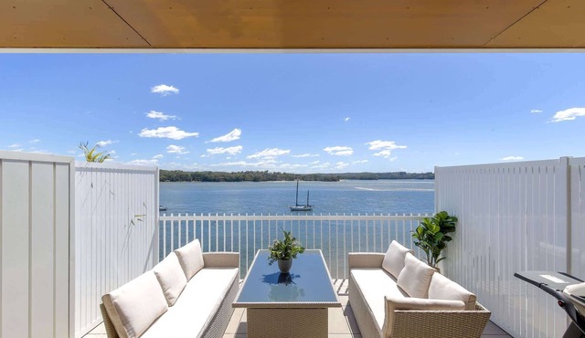 Superb 2-Bed Apartment with Scenic Bay Views